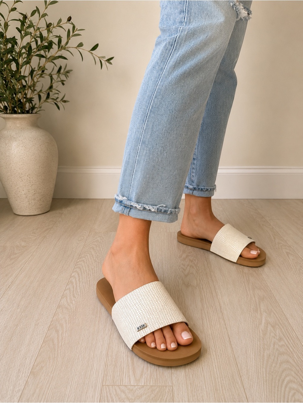 REEF Minimalist Neutral Slide Sandals Beige Textured Strap Coastal Summer Size 9